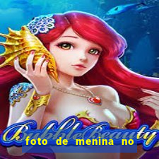 foto de menina no espelho cabelo cacheado